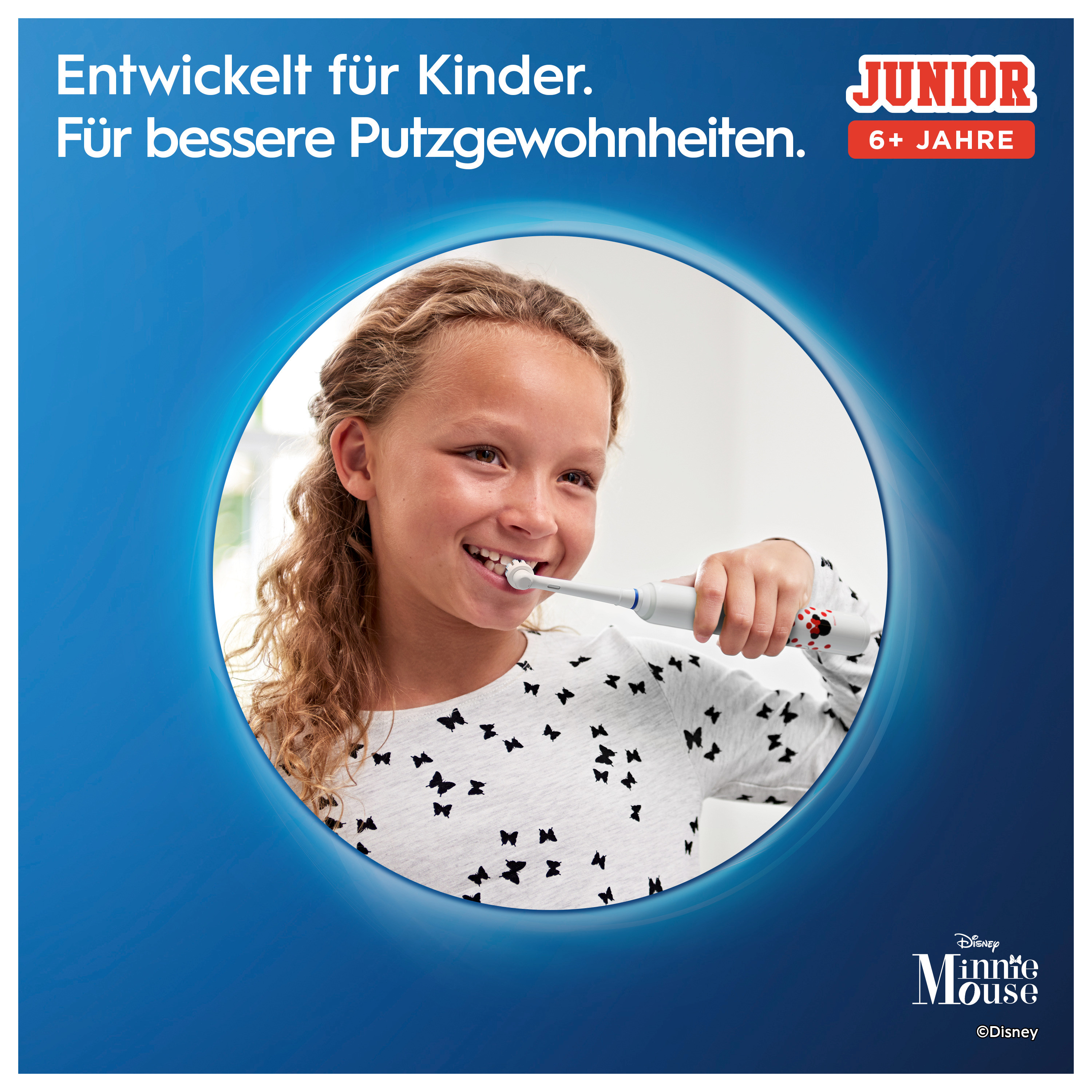 Ein Mädchen putzt sich mit einer elektrischen Zahnbürste die Zähne. Blauer und weißer Kreis-Hintergrund.