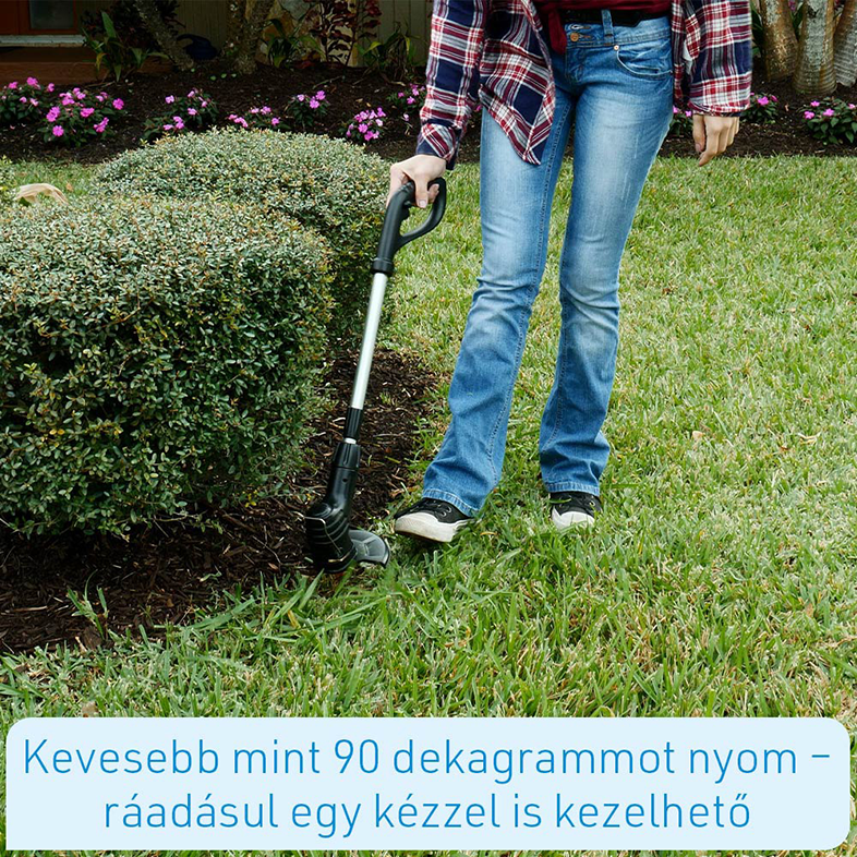 A személy fűnyírót használ a gyepen. Zöld fű, nyírt sövény és rózsaszín virágok a háttérben. Farmerben és kockás ingben.