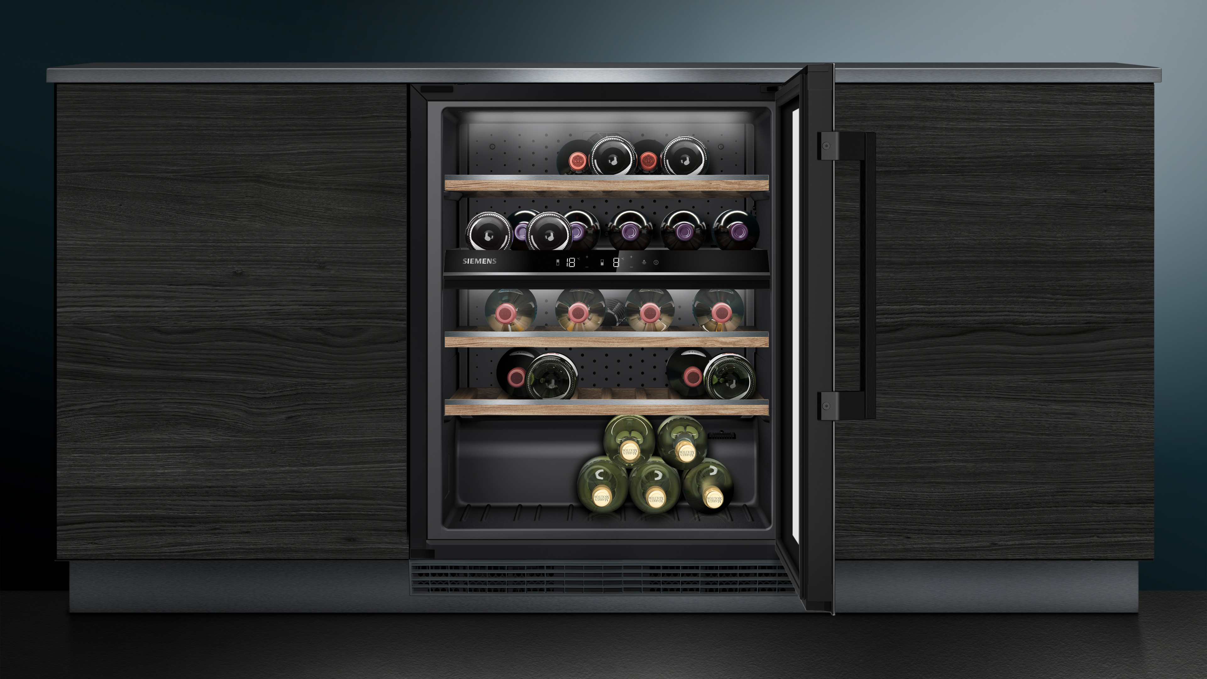 Una vinoteca con varias botellas de vino en estantes, con la puerta abierta.