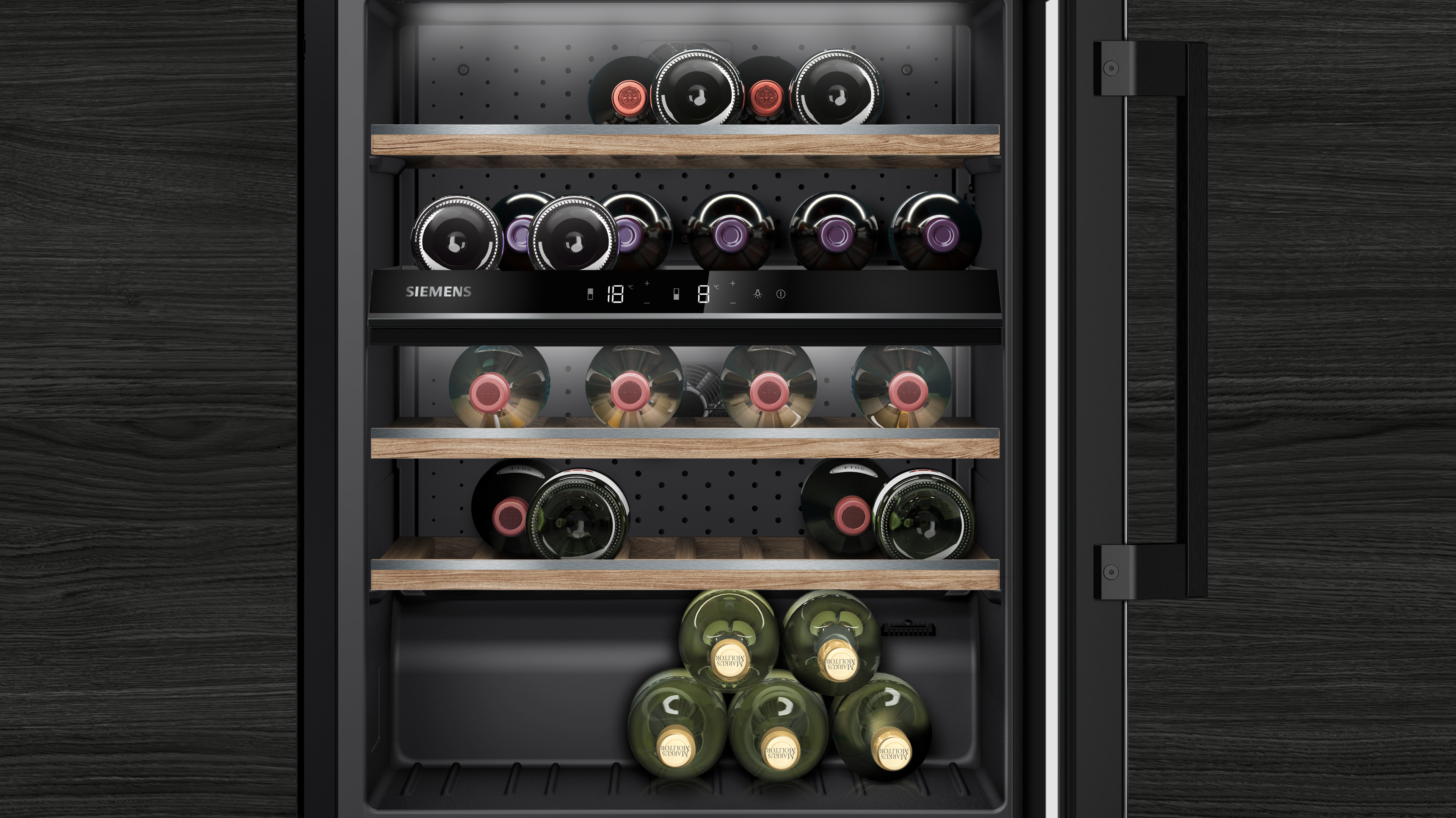 Botellas de vino en estantes de madera dentro de una vinoteca.