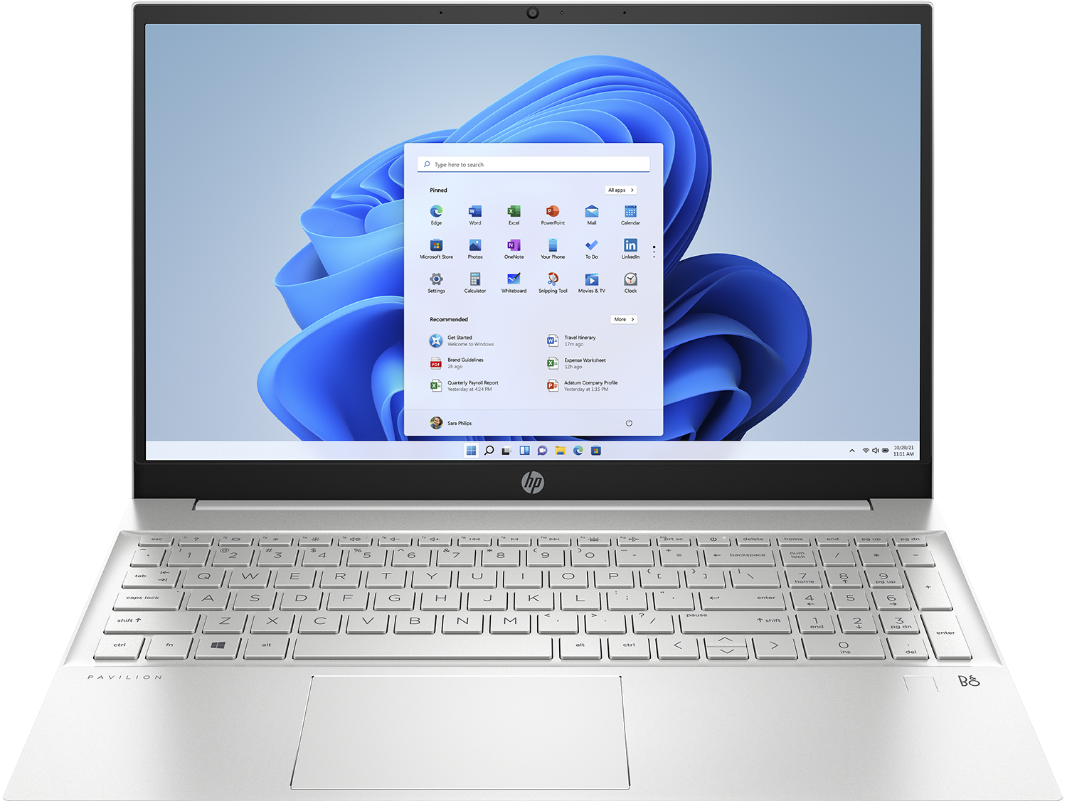 Zilveren laptop met Windows 11 op het scherm.
