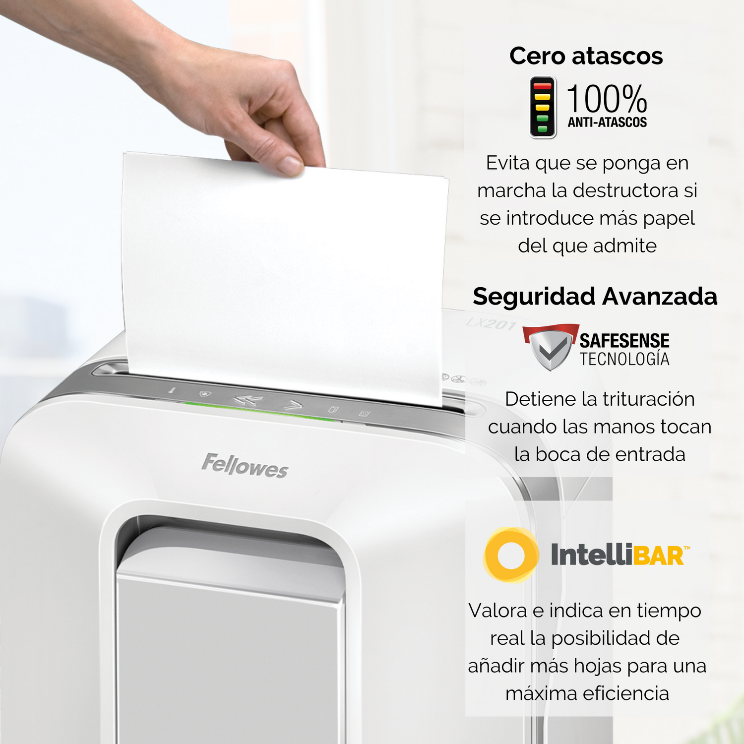 Una persona que introduce papel en una trituradora, con características de seguridad y antiatasco.