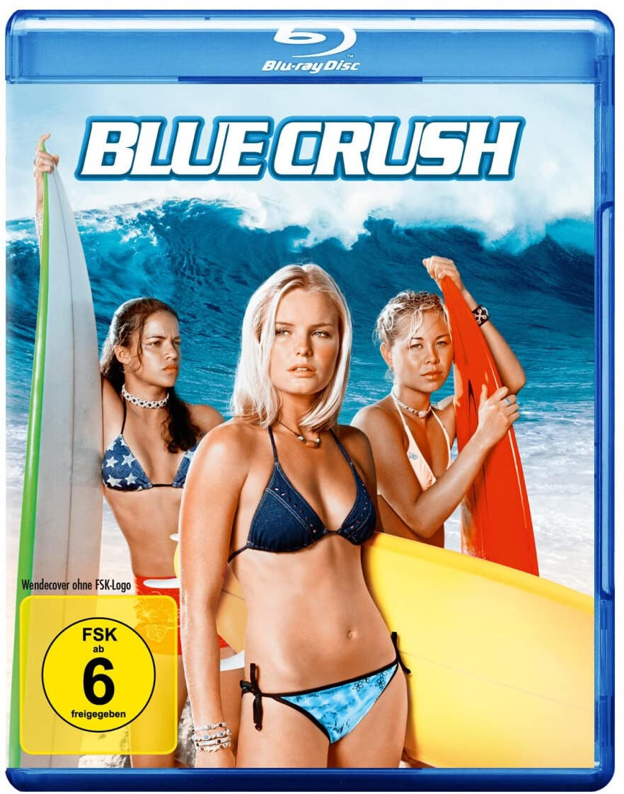 Blu-ray-Disc-Cover: Drei Frauen in Bikinis mit Surfbrettern. Text 'BLUE CRUSH' und ein Rating-Logo.