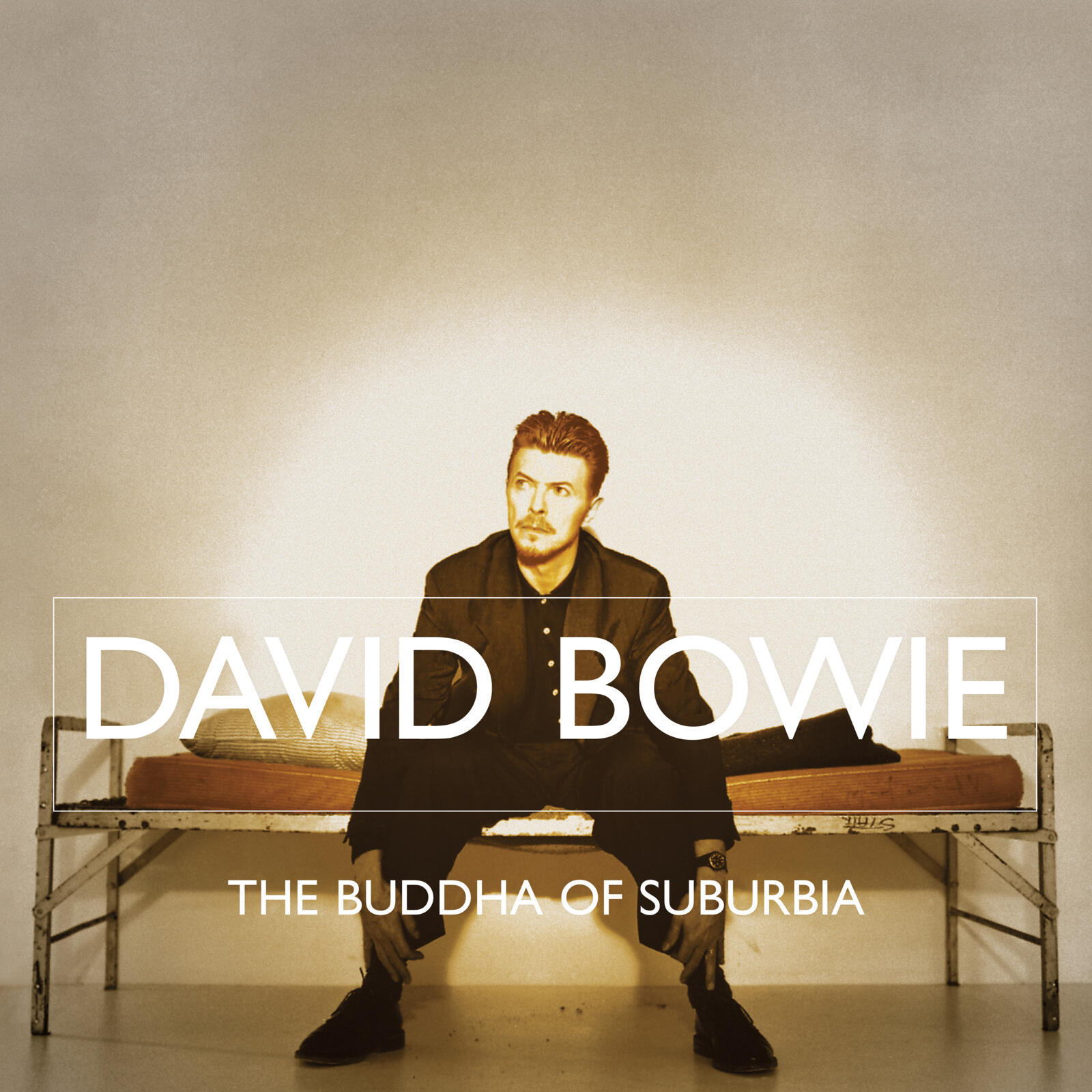 David Bowie az ágyon, felirattal 'David Bowie The Buddha of Suburbia'.