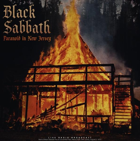 Égő ház. Láthatók a 'Black Sabbath' és a 'Paranoid in New Jersey' szavak.