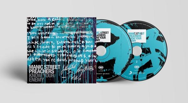 CD albumhoes met tekst en twee cd's met blauw abstract ontwerp.