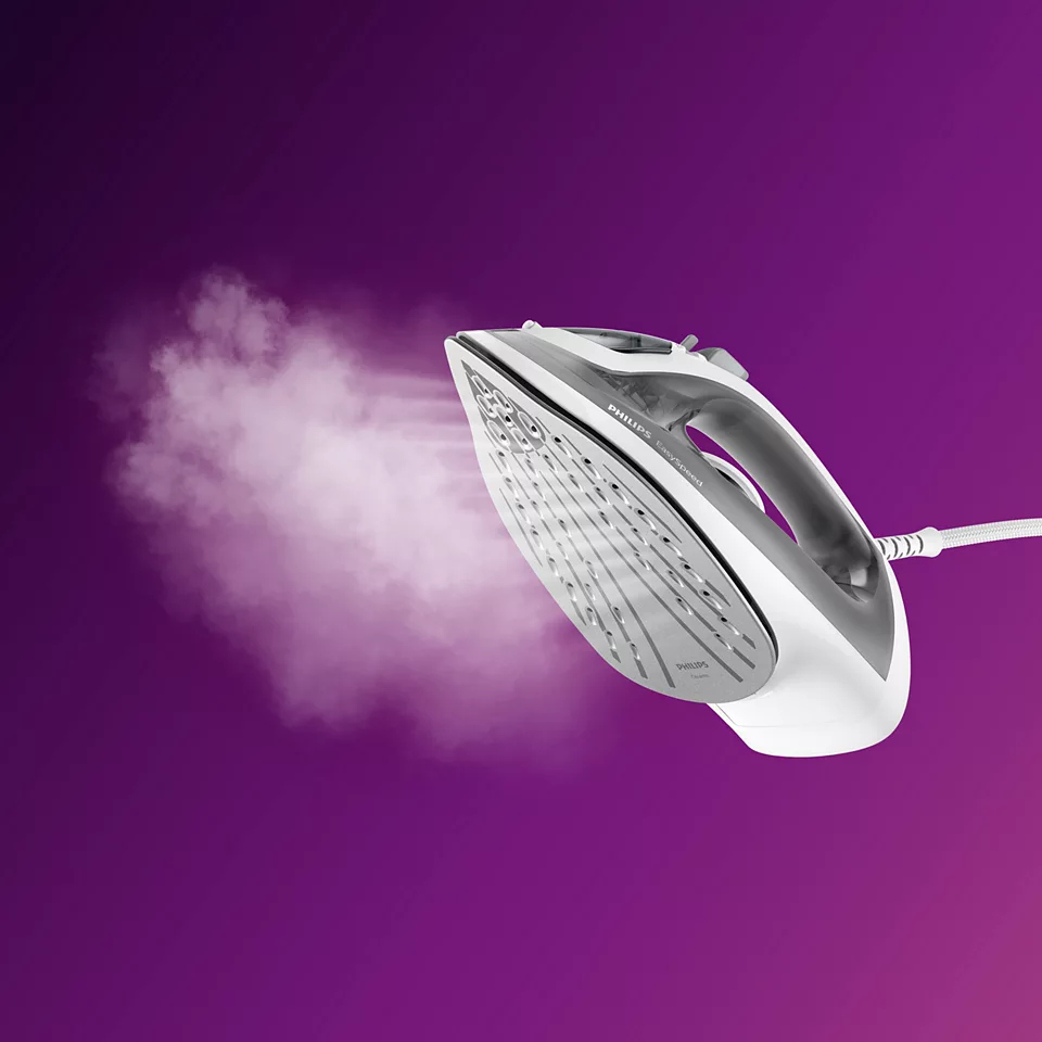 Un fer à repasser blanc et gris émettant de la vapeur sur fond violet.