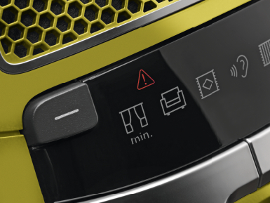Gros plan sur le panneau de commande jaune et noir d'un aspirateur, avec des panneaux d'avertissement.