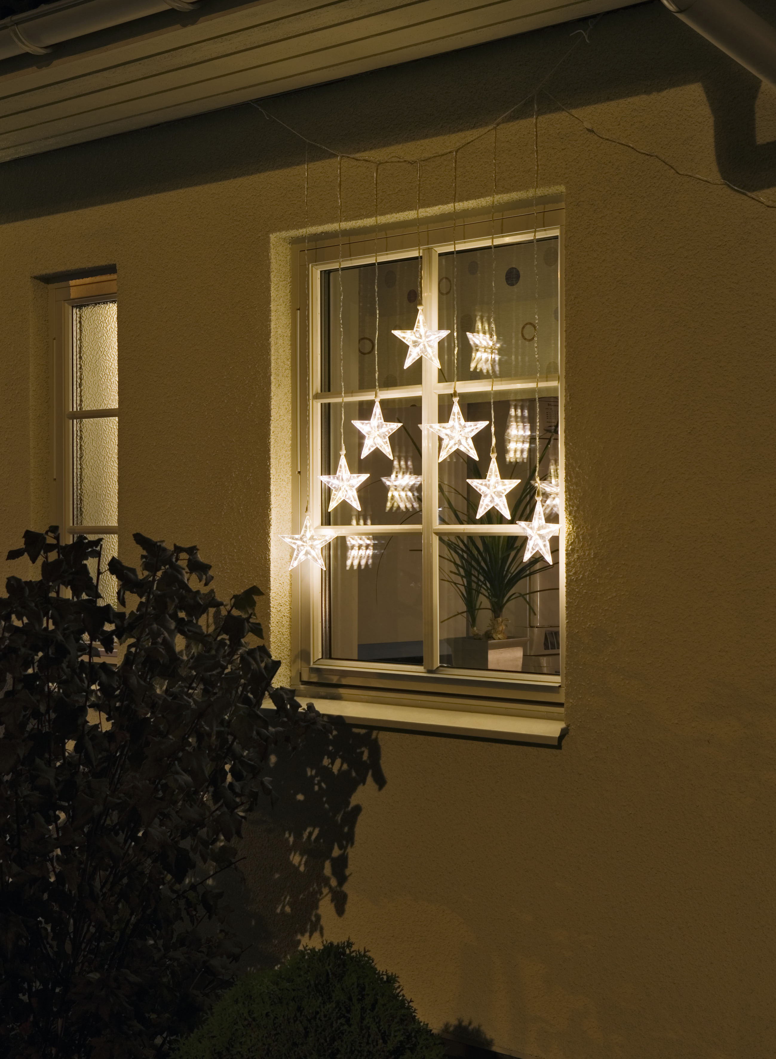 Ein Fenster mit sternförmigen Lichtern.