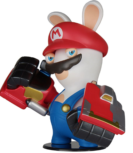 Ein weißer Rabbid, der als Mario verkleidet ist, hält rote und graue Blaster.