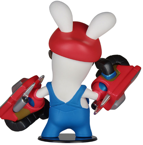 Mario Rabbid Figur, weggerichtet. Mario-Hut und Latzhose. Rote Blaster in Händen.