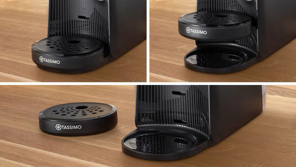Schwarze Tassimo-Kaffeemaschine mit entfernter Tropfschale, zeigt die Basis und den Tassenhalter.