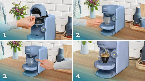 Vier Bilder, die die Schritte zur Kaffeezubereitung mit einer blauen Kaffeemaschine zeigen.