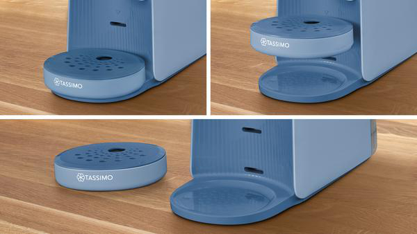 Nahaufnahmen der Tropfschale und des Sockels einer blauen Tassimo-Kaffeemaschine.