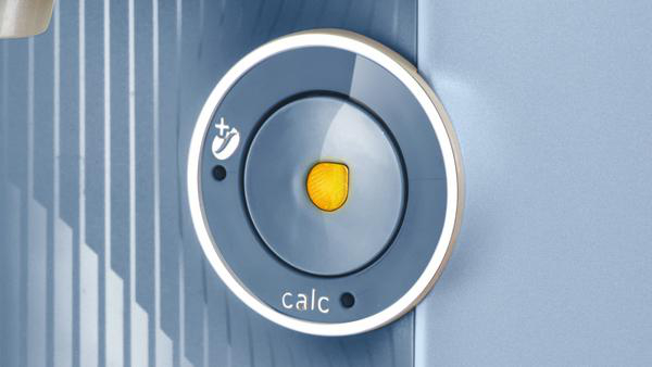 Ein rundes Panel auf einer hellblauen Oberfläche. Es hat einen Knopf und das Wort calc.
