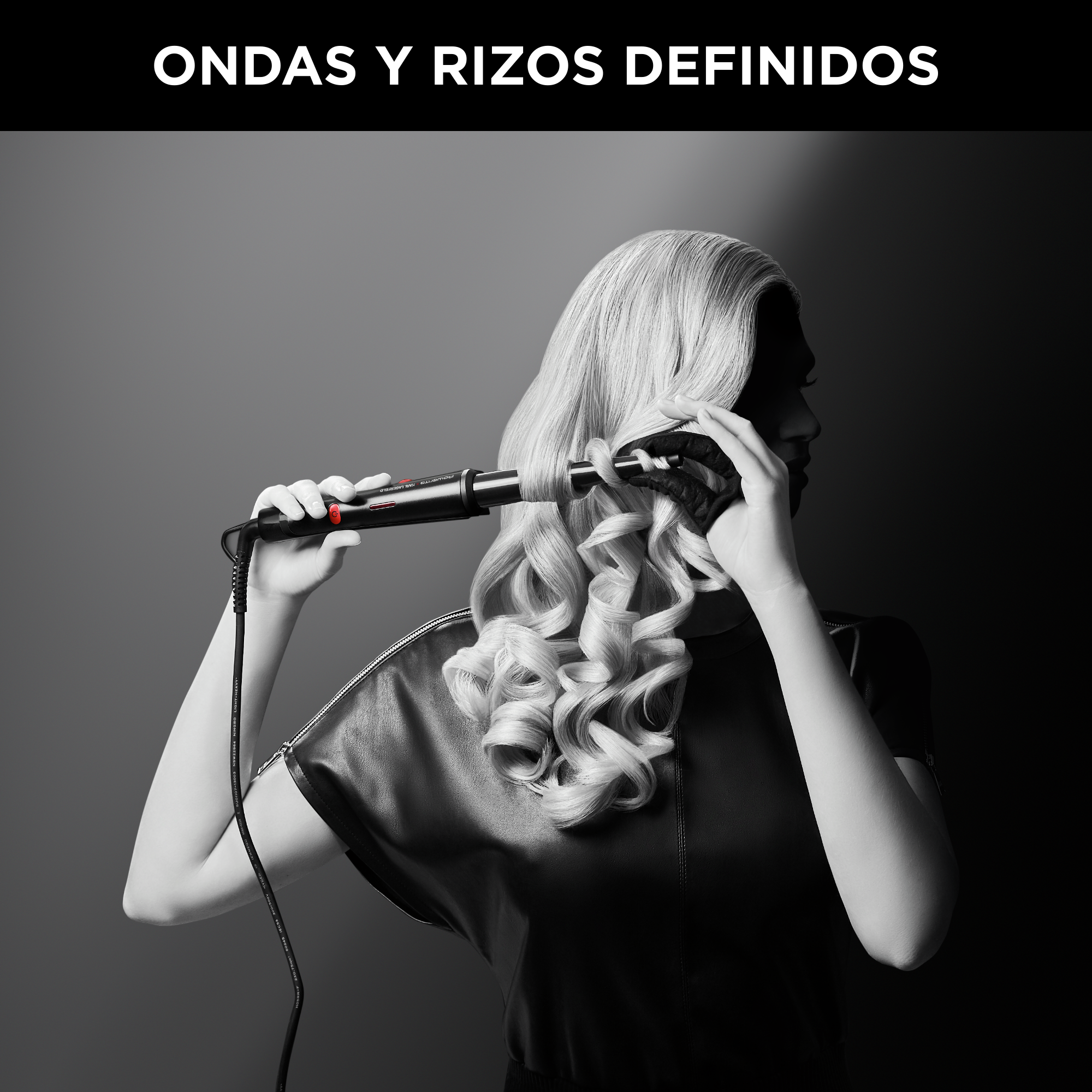 Una mujer rizando su cabello con un rizador. El texto 'Ondas y rizos definidos' está arriba.