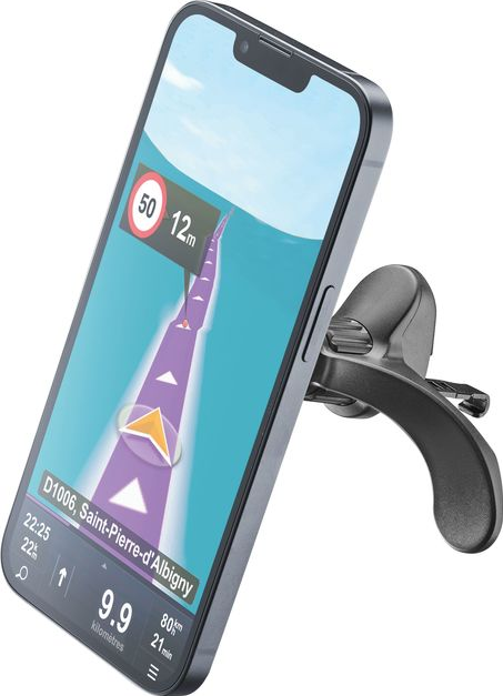 Smartphone in un supporto per auto. App di navigazione sul display. Strada con segnale di limite di velocità.