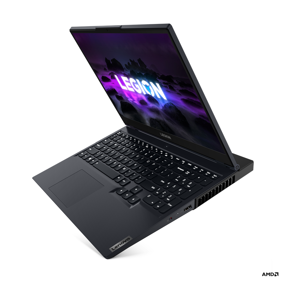 Een open zwarte Lenovo Legion laptop met een gloeiend logo op het scherm.