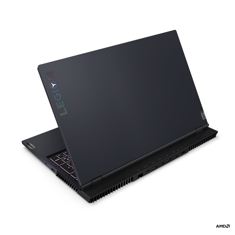 Een donkere Lenovo Legion gaminglaptop met een toetsenbord met achtergrondverlichting en veel poorten.