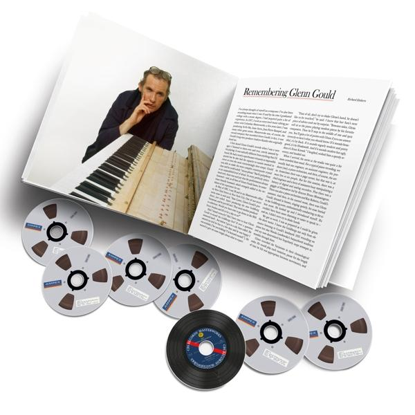 Ein offenes Buch mit einem Mann in der Nähe eines Klaviers, Vinylplatten und Tonbändern.