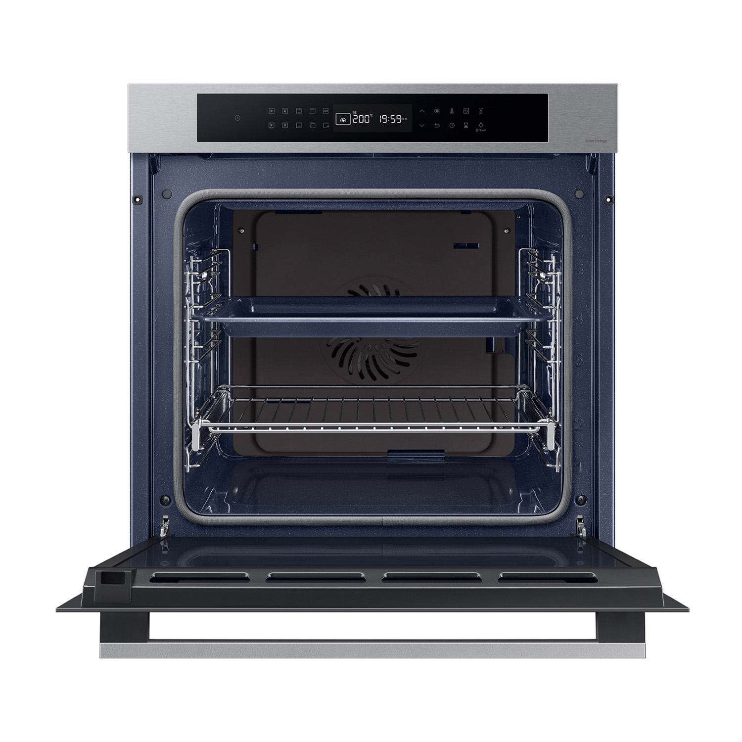 Forno aperto con ripiani interni. Frontale argento, porta aperta, interno scuro con ventola.
