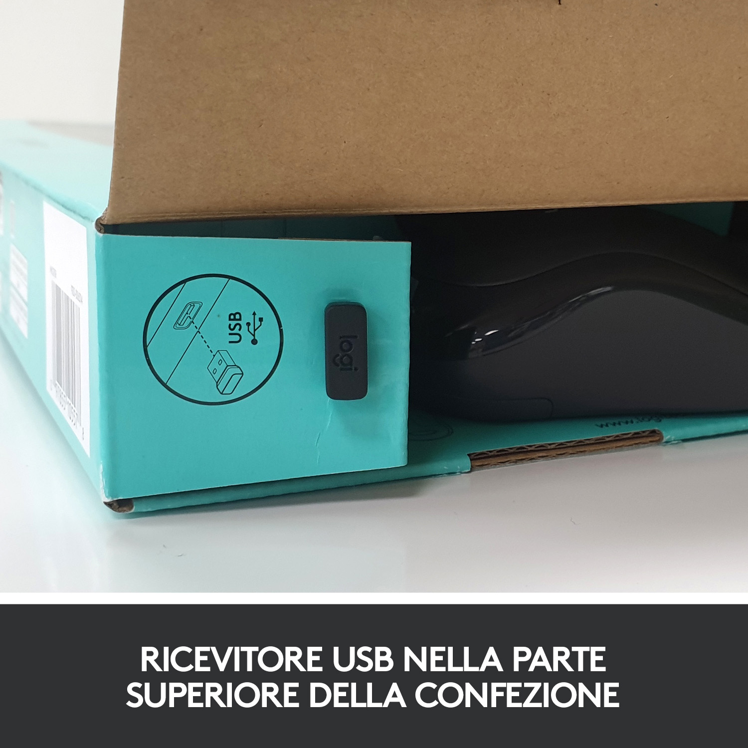 Scatola del mouse Logitech aperta. Testo: 'Ricevitore USB nella parte superiore della confezione.'