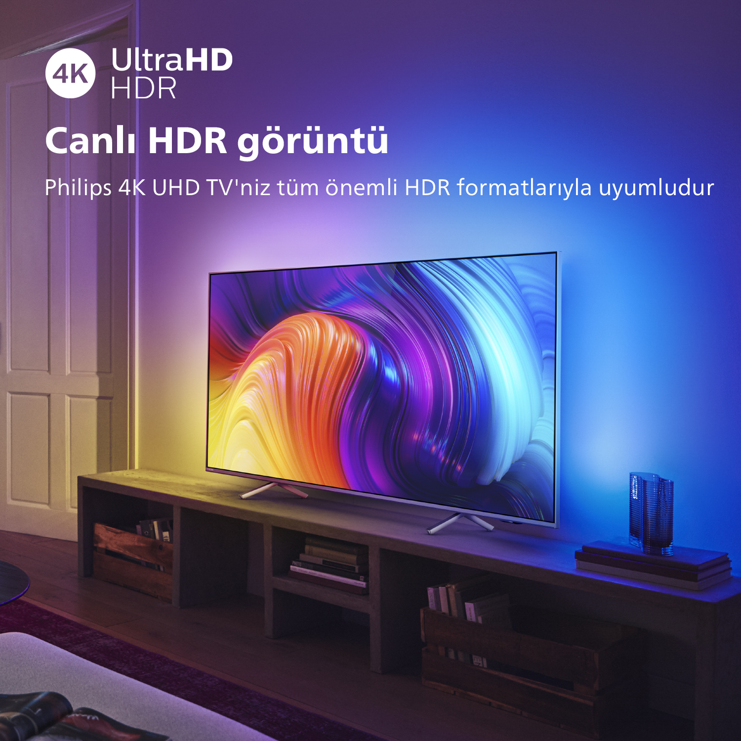 Beyaz ve gümüş bir telefon, arka görünüm. Bir kamerası var.