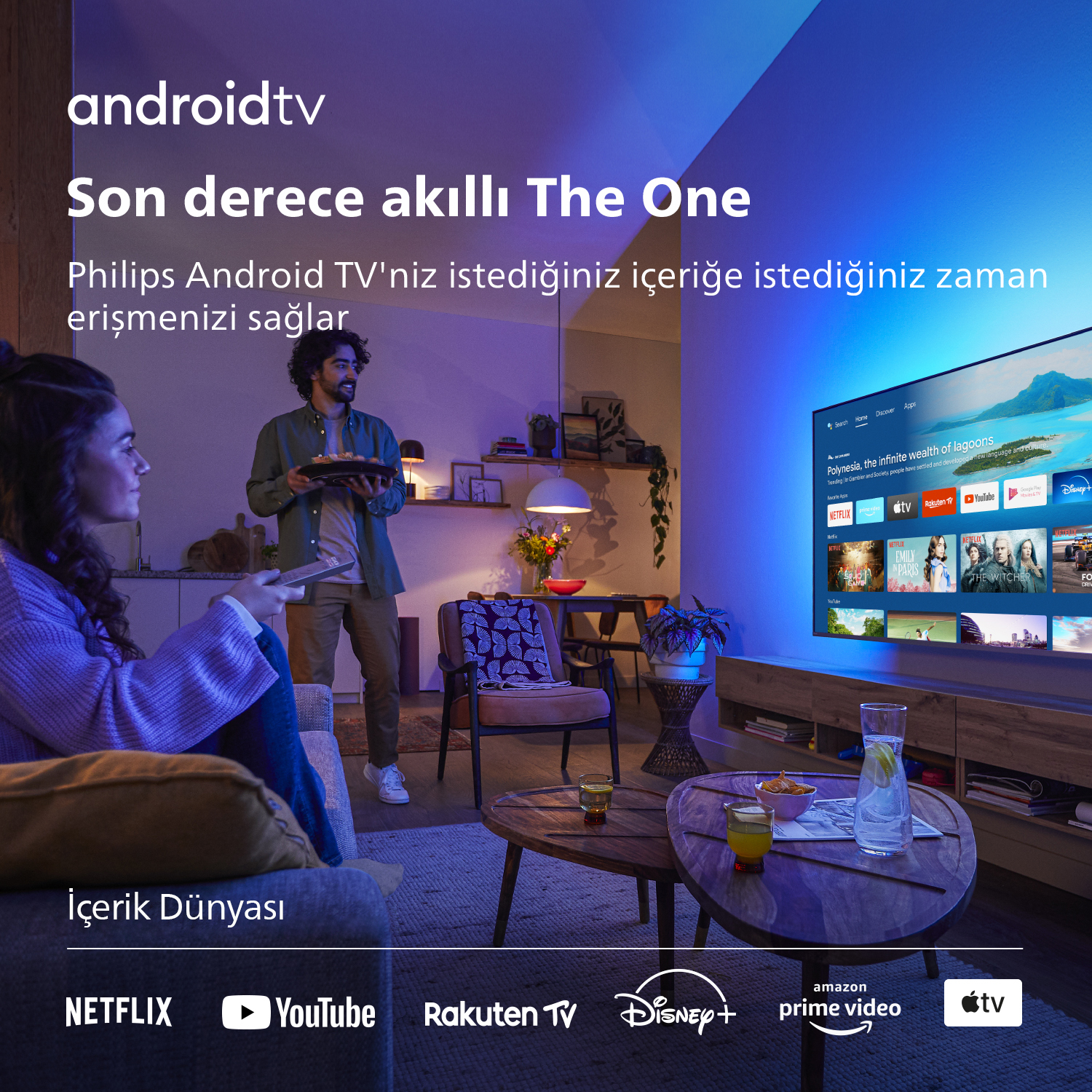 Bir çift oturma odasında, TV izliyor, ekranda akıllı TV arayüzü görünüyor.