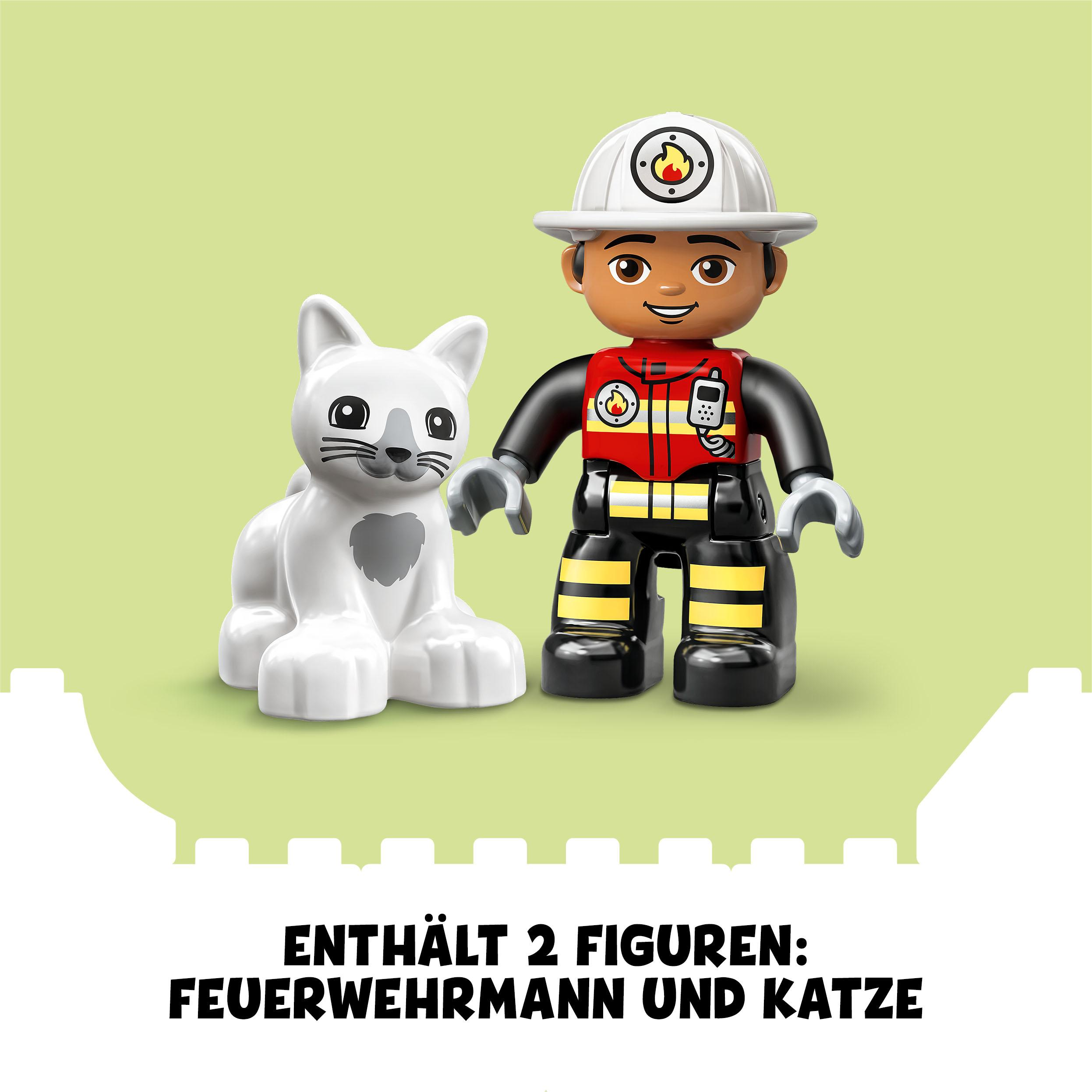 Lego Duplo Set. Feuerwehrmann-Figur und eine weiße Katze. Grüner Hintergrund und Text.