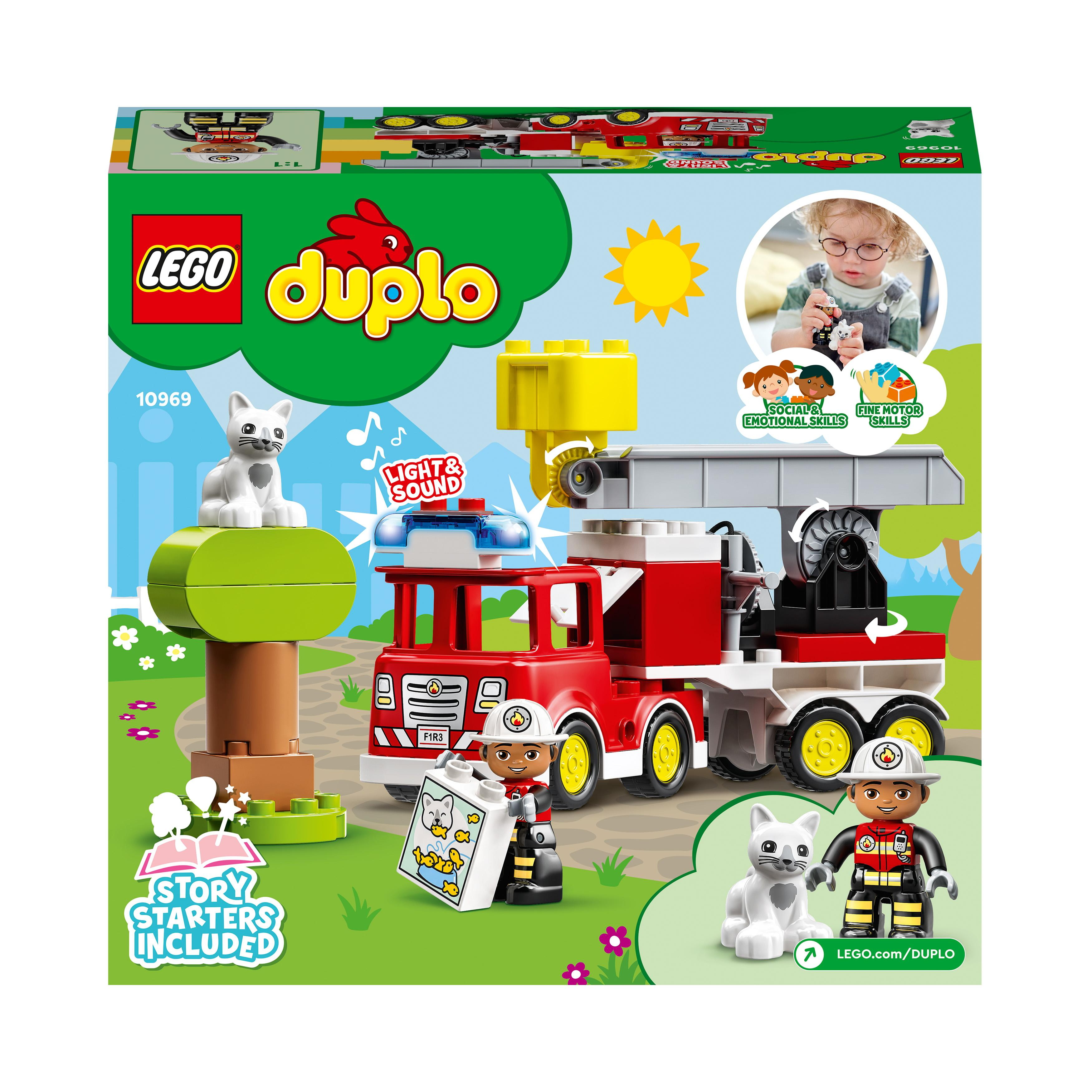 Lego Duplo-Box mit Feuerwehrwagen und Katzenfiguren. Zwei Feuerwehrmänner, Katze auf einem Baum und Sonne ebenfalls vorhanden.