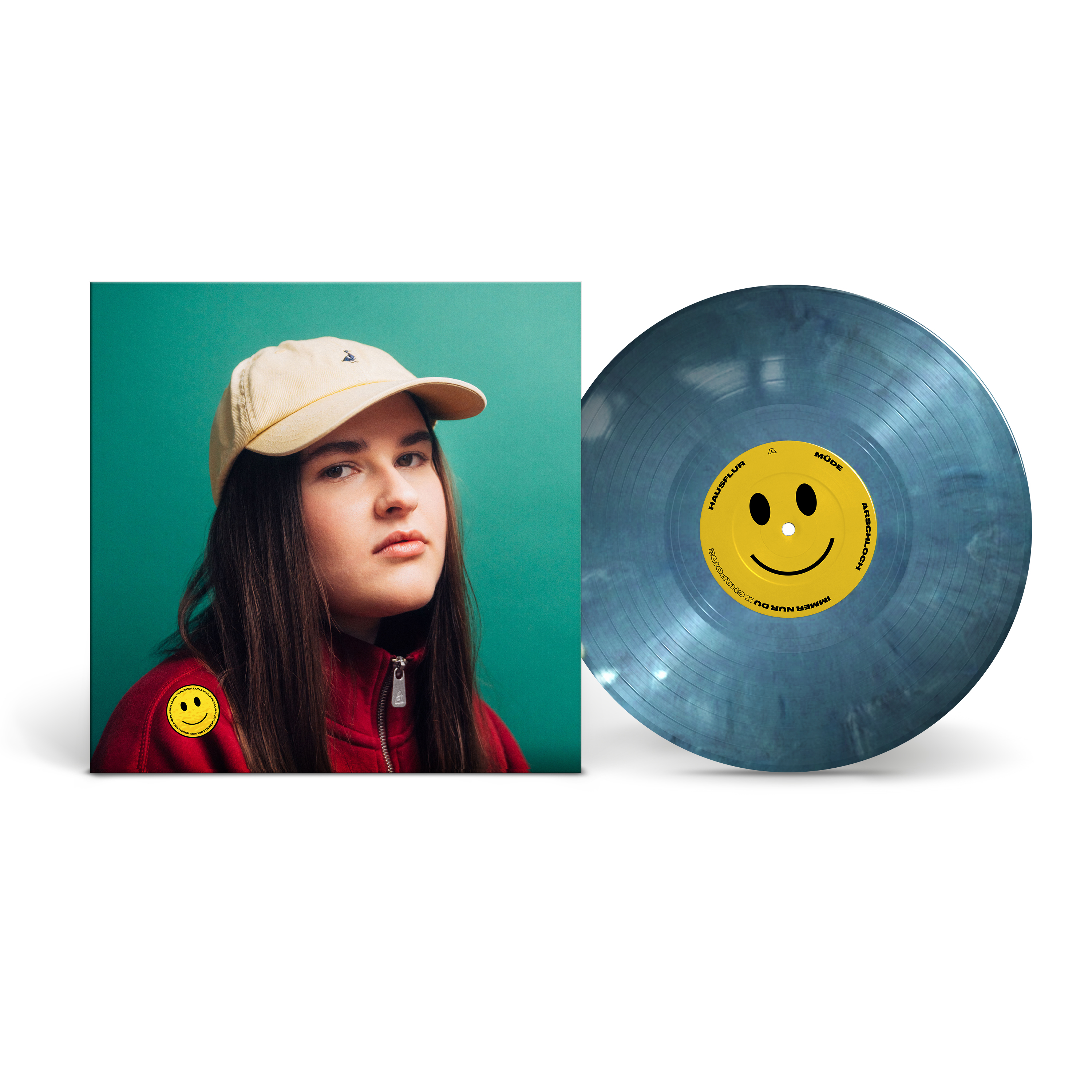 Eine Frau mit Kappe und Smiley auf Jacke, daneben eine Schallplatte.