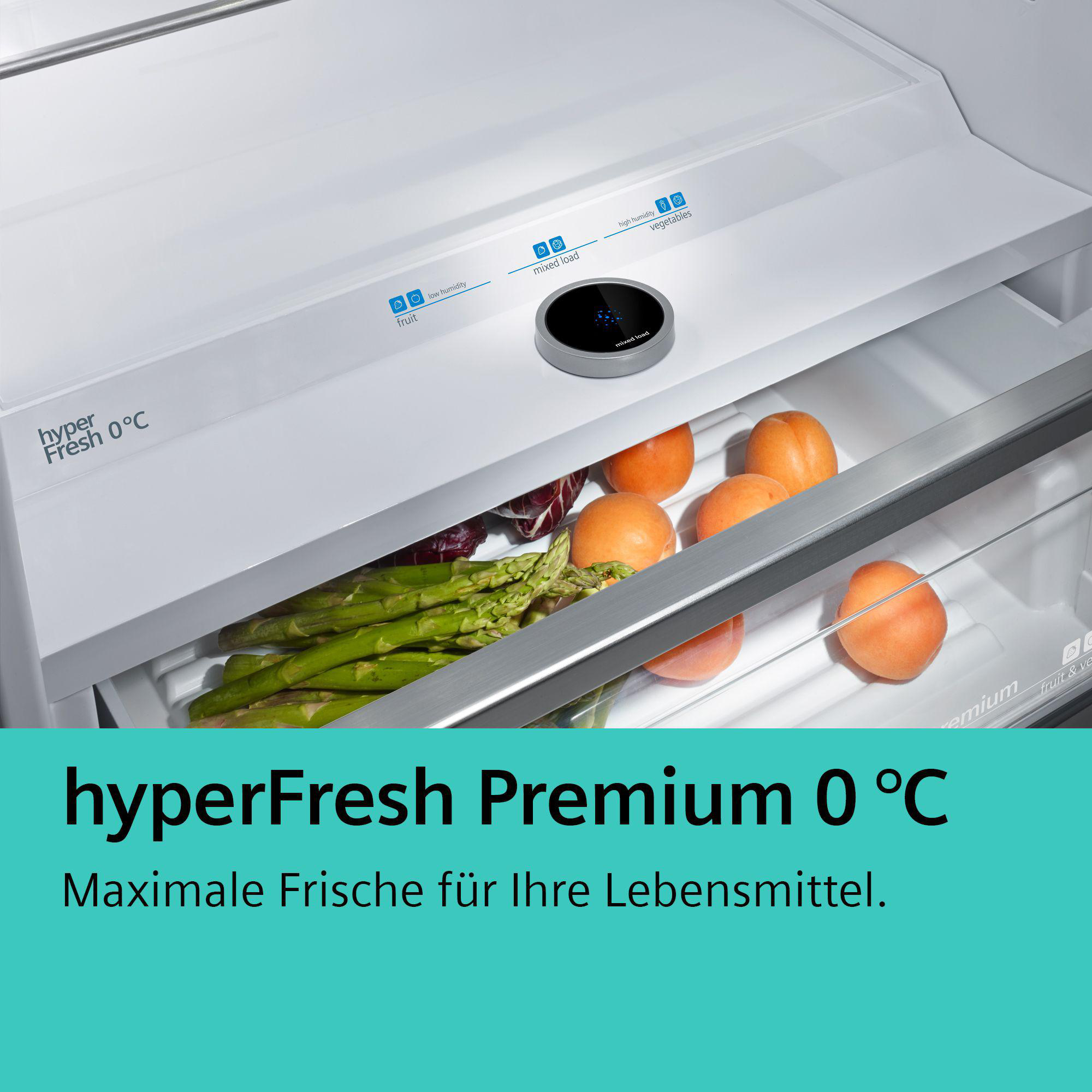 Innenraum eines Kühlschranks mit Gemüse und Aprikosen, Text: hyperFresh Premium 0°C.