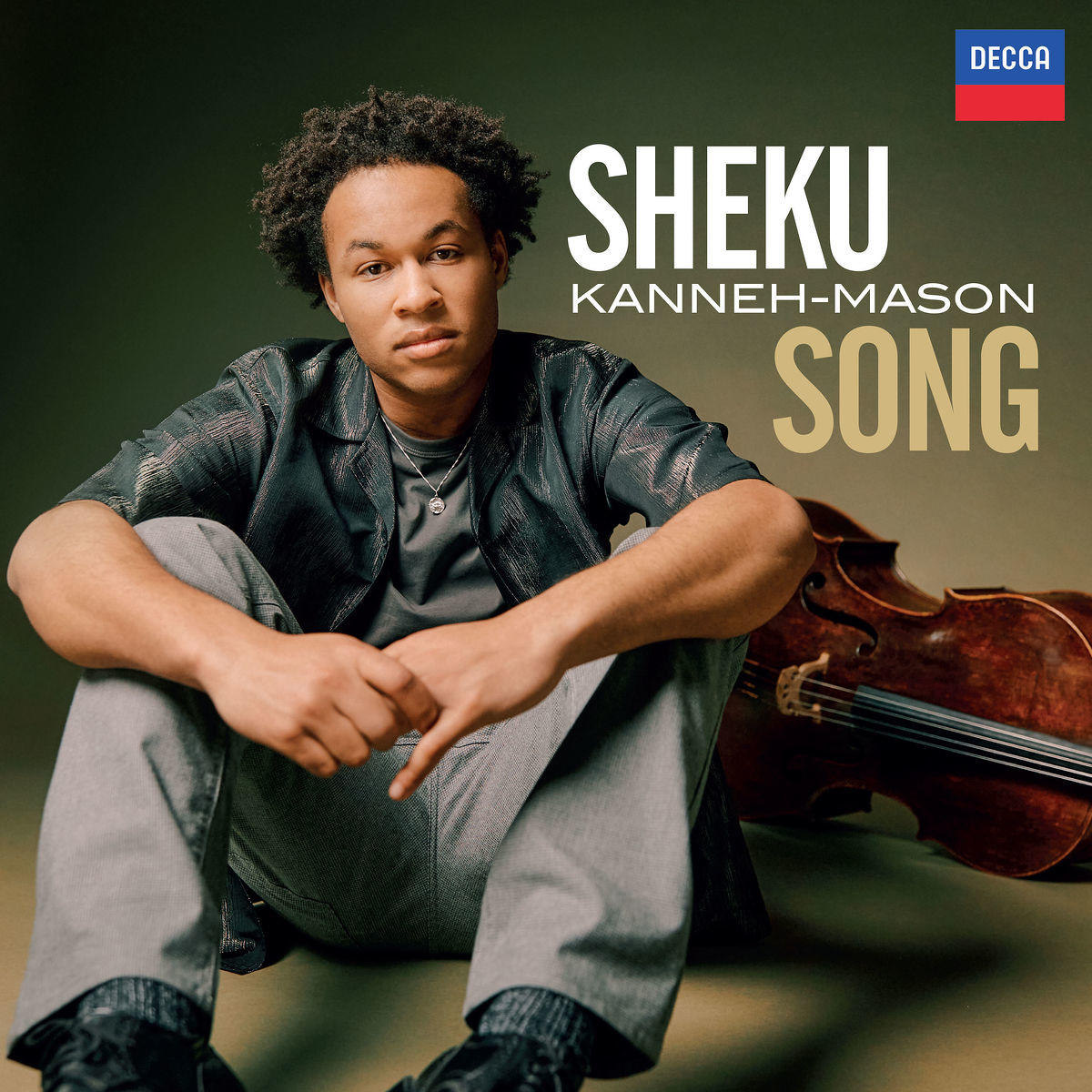 Sheku Kanneh-Mason stúdióban, csellóval, a 'Song' album címmel.
