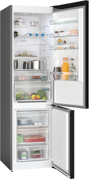 Ein Kühlschrank mit offener Tür, der Lebensmittel im Inneren zeigt.