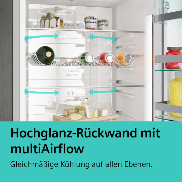 Innenansicht eines Kühlschranks mit Regalen, die Flaschen und Behälter halten.