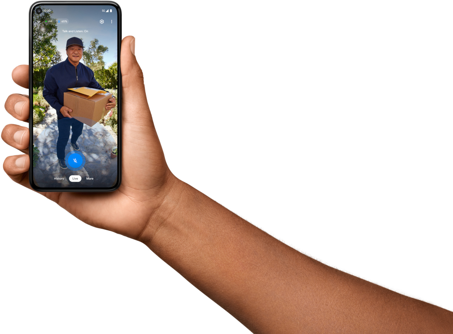 Een hand die een telefoon vasthoudt met een video erop.