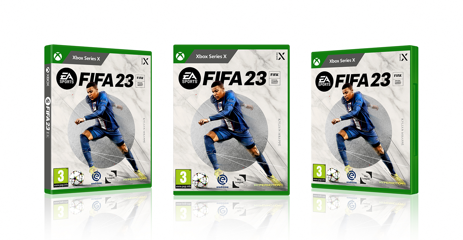 Drie FIFA 23-gameboxen. Elke box toont een speler in een blauw uniform. Groene en witte achtergrond.