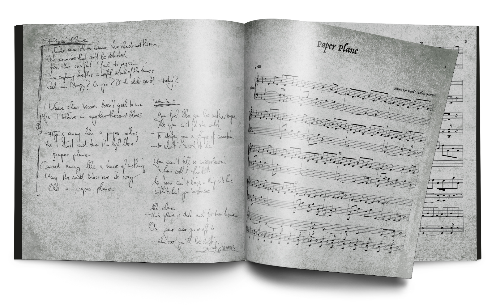 Ein offenes Buch mit handgeschriebenen Texten und Noten auf gegenüberliegenden Seiten.