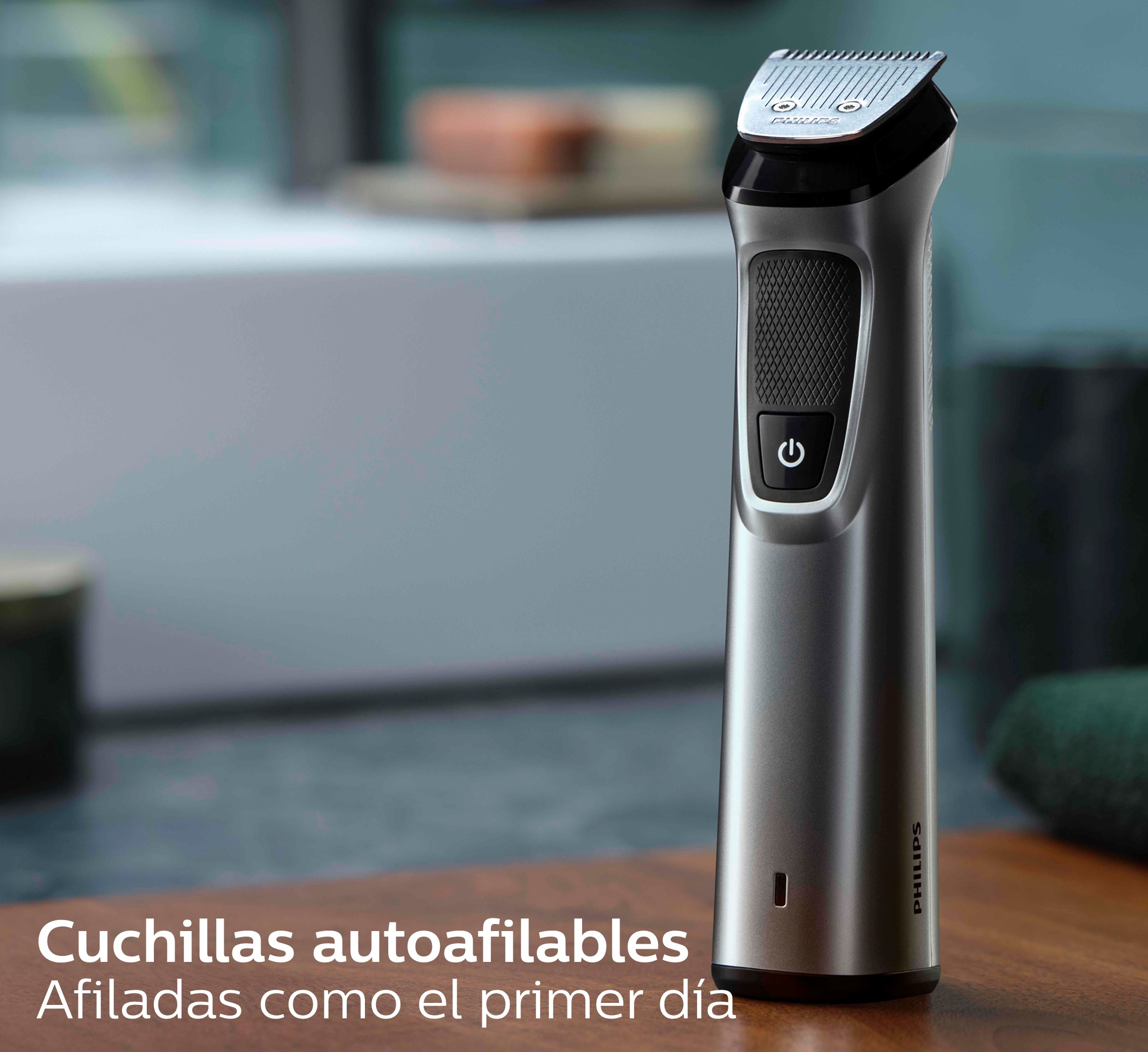 Una recortadora de barba eléctrica plateada con un botón de encendido, sobre una superficie de madera.
