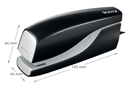 Fekete Leitz tűzőgép méretekkel: 64 mm magas, 44 mm széles, 153 mm hosszú, fehér háttér.