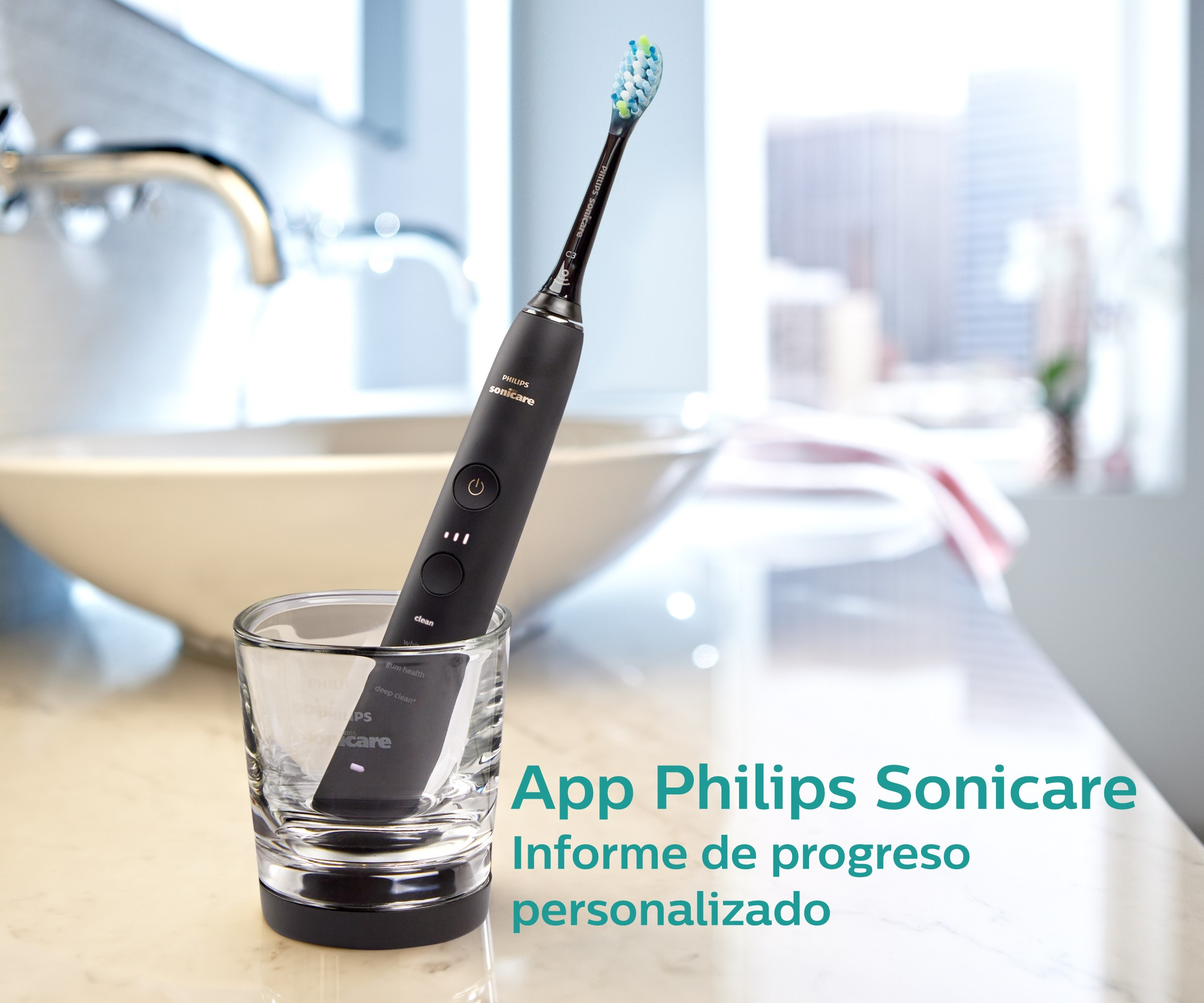 Cepillo de dientes eléctrico negro en un vaso, con superposición de texto. Un lavabo y un espejo están en el fondo.