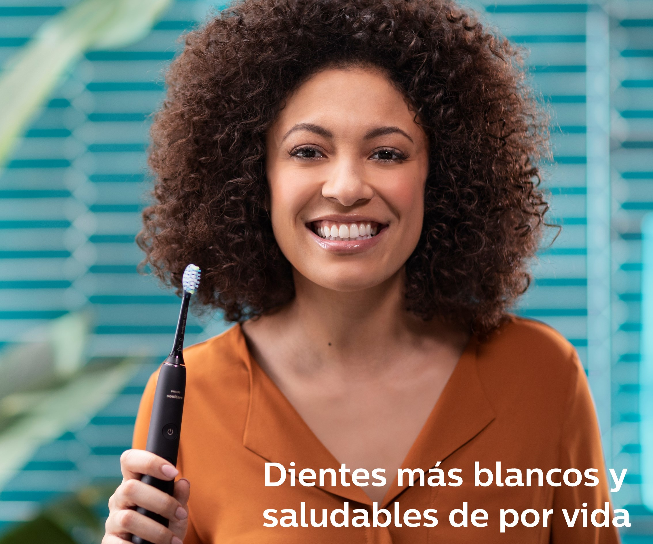 Una mujer sosteniendo un cepillo de dientes negro con el texto debajo.