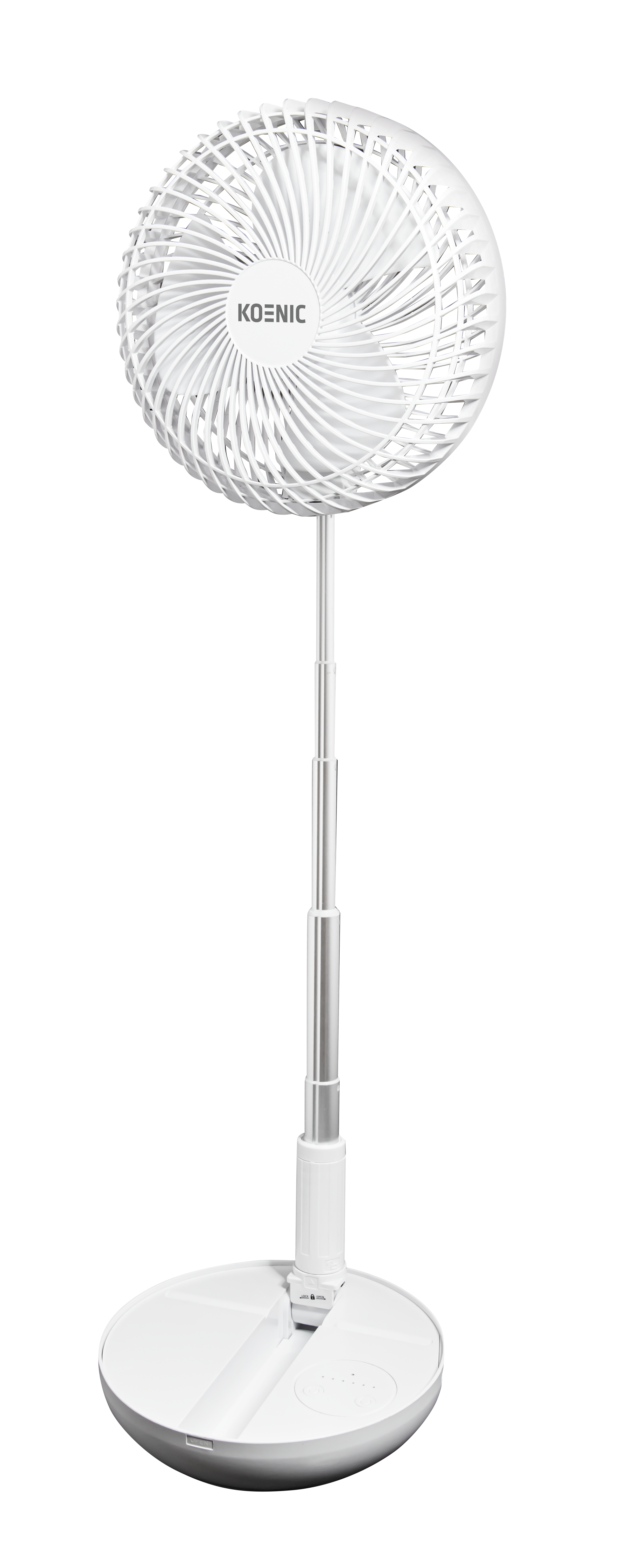 Fehér Koenic ventilátor állítható magassággal, kerek alappal és fekete háttérrel.