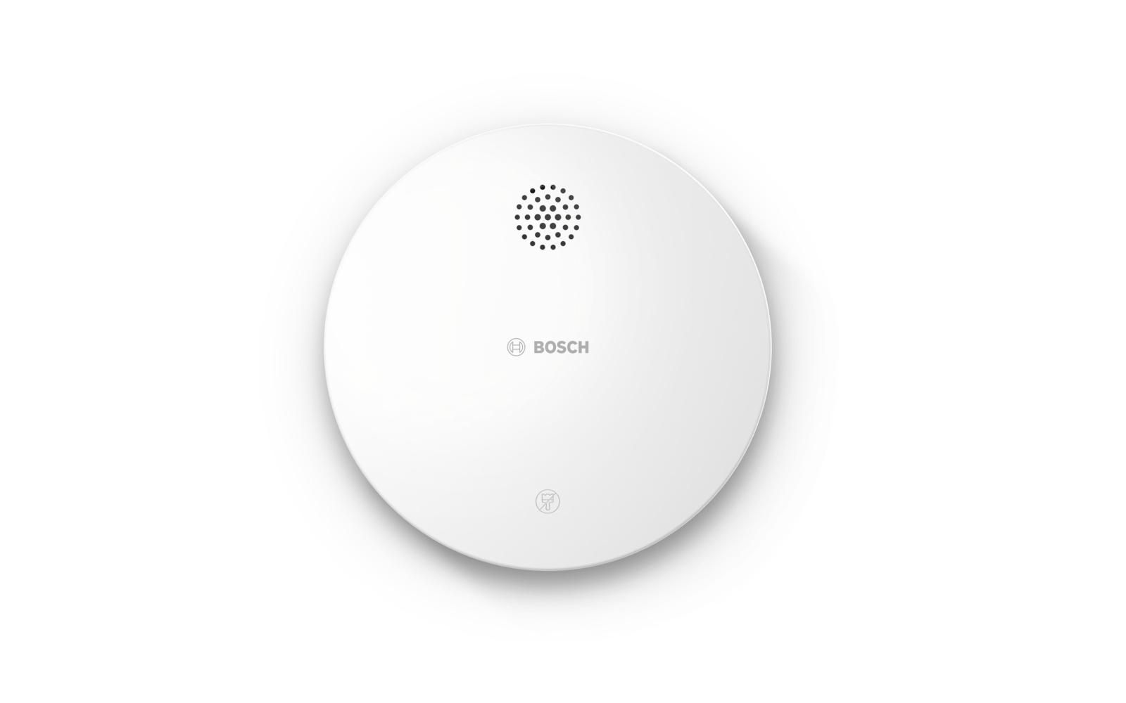 Ein weißer Bosch-Rauchmelder mit Lautsprecher und dem Bosch-Logo auf weißem Untergrund.