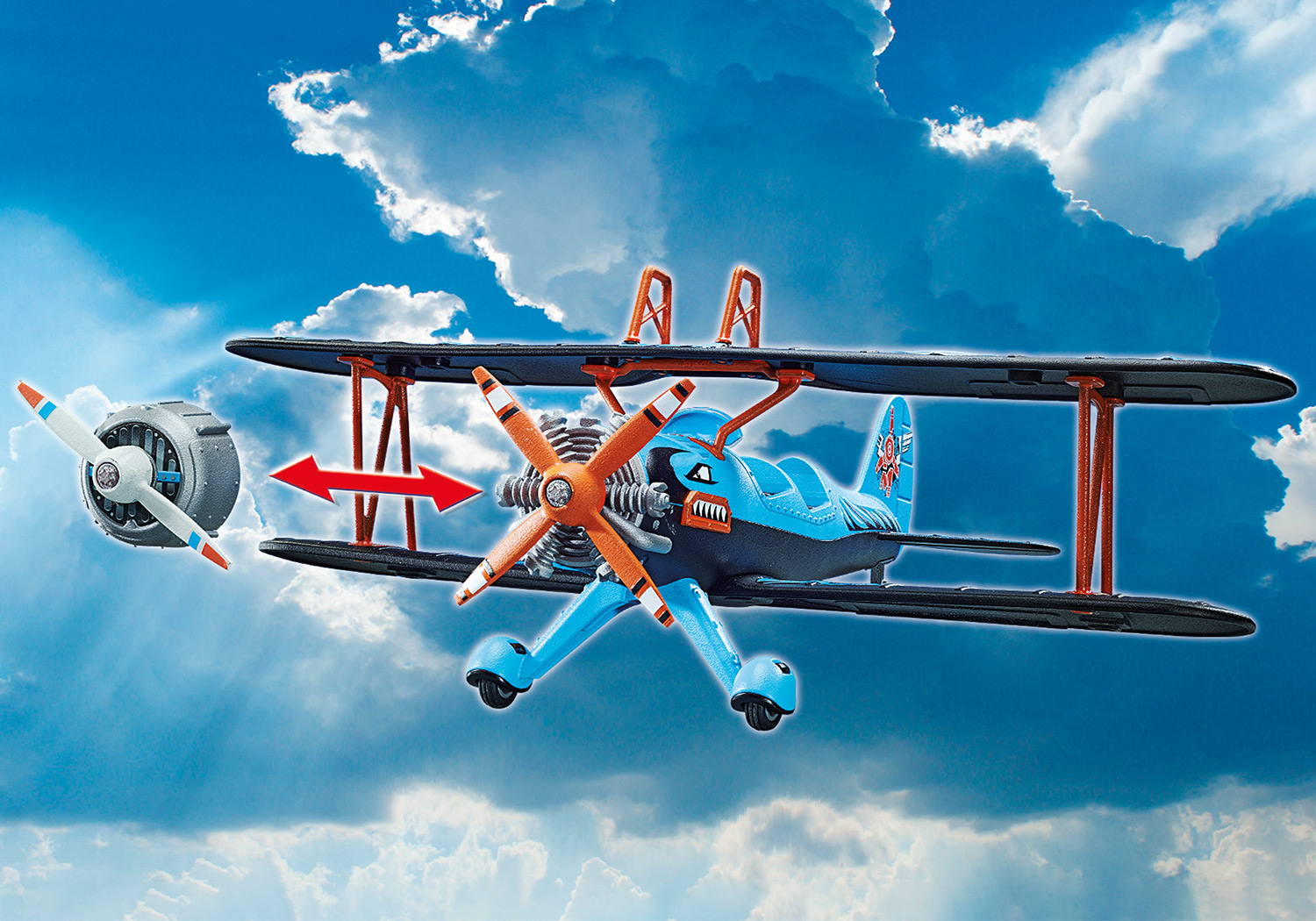 Spielzeugflugzeug mit abnehmbarem Propeller vor bewölktem Himmel.