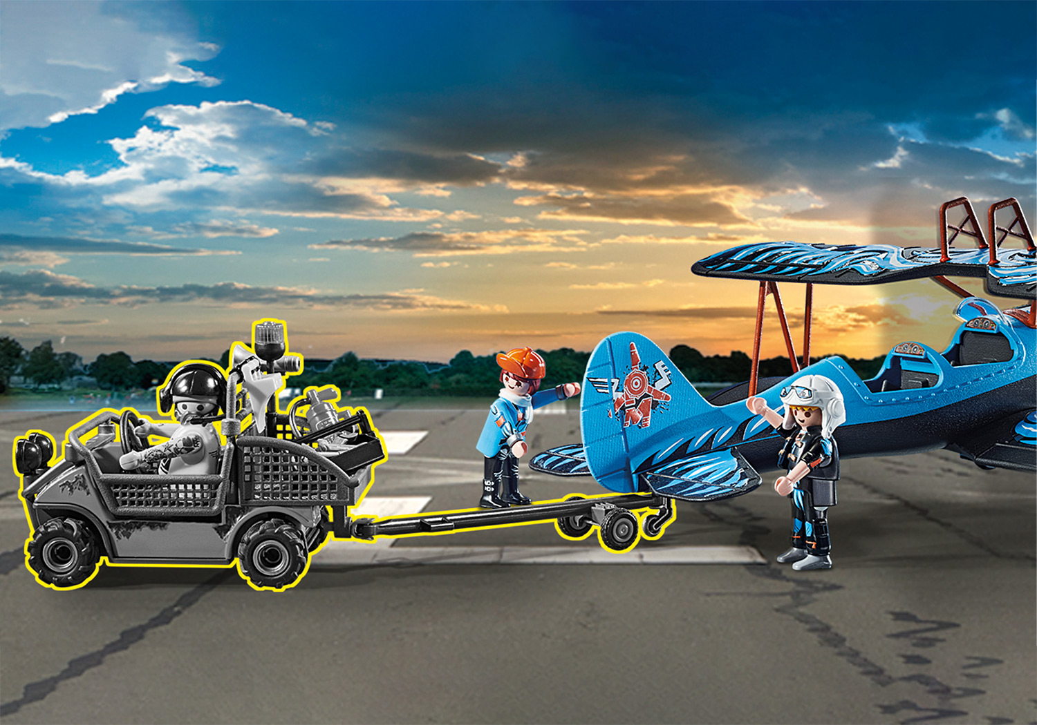 Playmobil-Figuren und ein Flugzeug auf einem Flughafen. Ein Auto schleppt das Flugzeug.