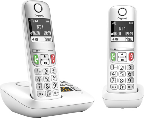 Téléphone sans fil blanc avec base, écran affichant l'heure et clavier numérique, boutons pour répondre.