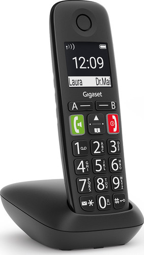 Téléphone sans fil noir sur socle de charge, affichant écran avec chiffres et texte.