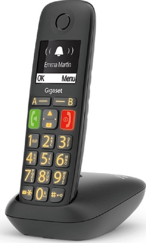 Téléphone Gigaset noir avec gros boutons et écran, sur une base de chargement.