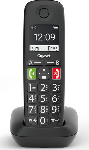 Un téléphone sans fil Gigaset noir sur sa base de chargement. L'écran affiche l'heure et un contact.